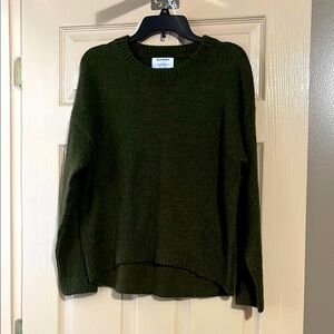 Old Navy women’s deep green sweater size medium. Very soft worn once.